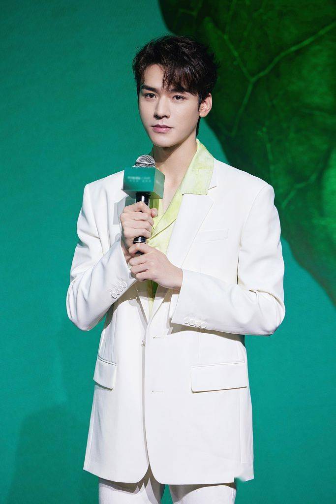 龚俊冰淇淋色系造型现身品牌活动白西装绿衬衫点缀新绿