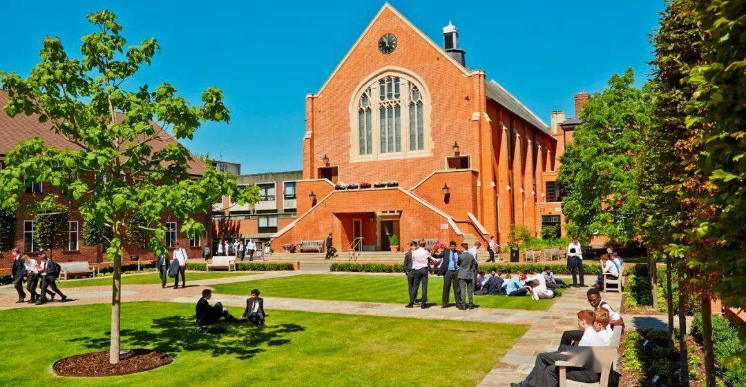 学学校,分别是:切特豪斯公学(charterhouse school),哈罗公学(harrow
