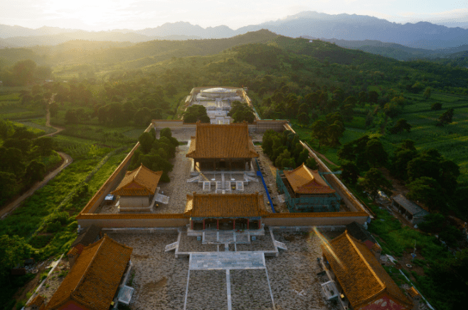 清西陵景区目前开放的区域为雍正帝的泰陵,光绪帝的崇陵,道光帝的慕陵