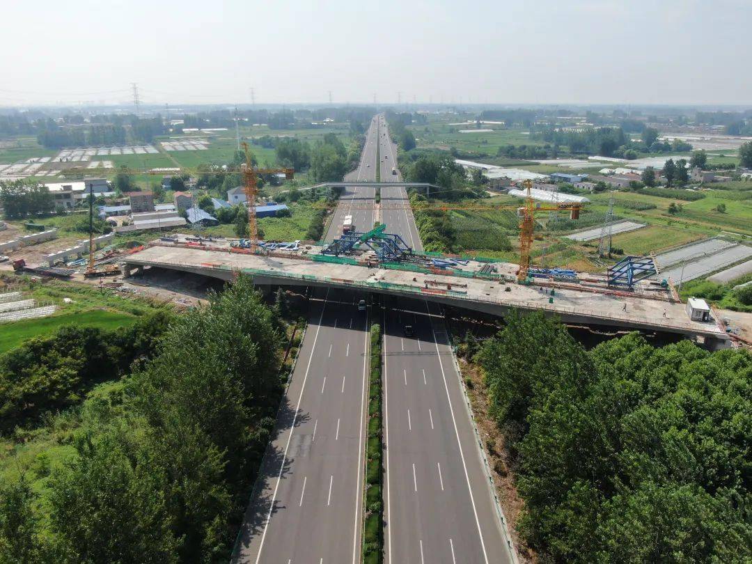 s311乌曹路(二期)改建项目上跨蚌合高速大桥全长470米,是整个项目的