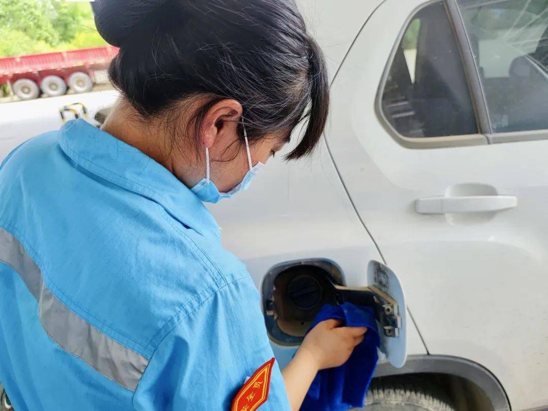 小小的增值服务1用汗水书写了最美人生篇章这群平凡的加油员在烈日下