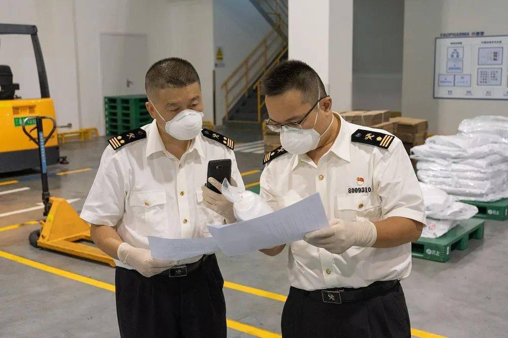 重庆海关所属两路寸滩海关关员到医药企业保障研发用物品通关.