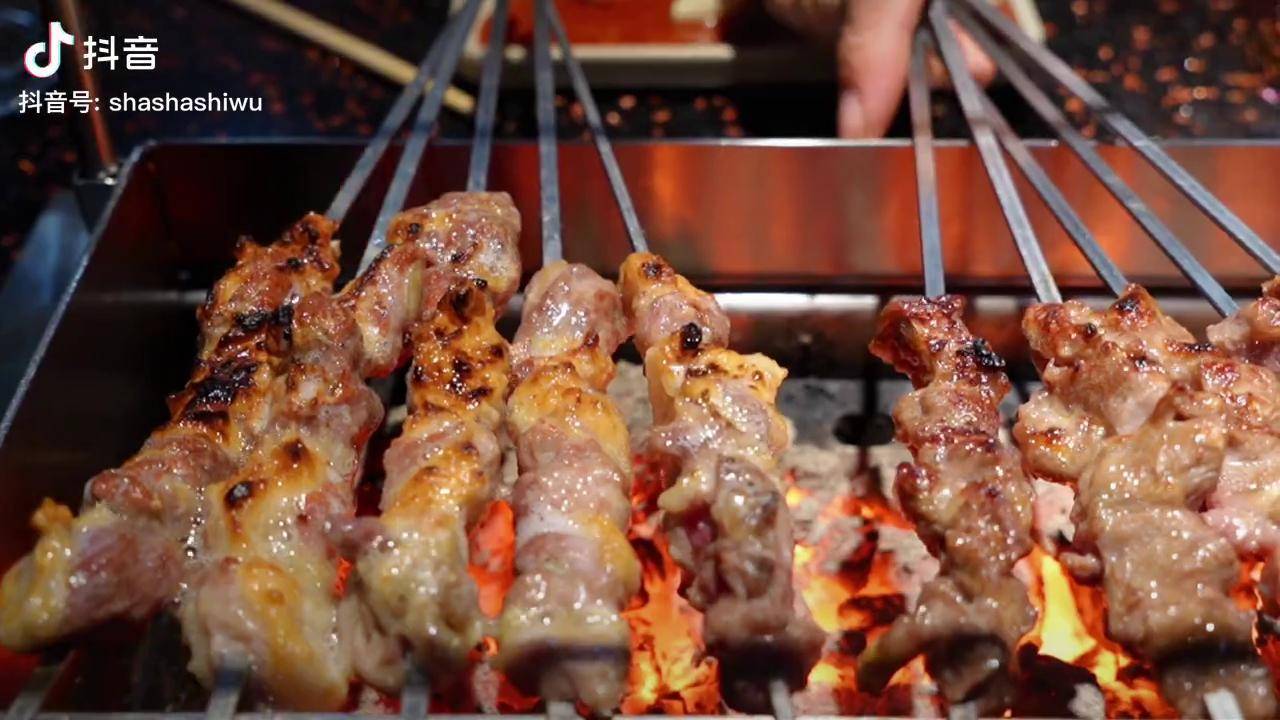 需要自己动手烤的延吉炭烤串,真是不服不行,但神秘单品直接把我吃yue