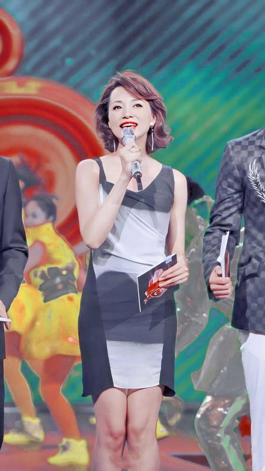 女人快50了就少穿t恤短裤吧学陈数董卿这样穿时髦又优雅