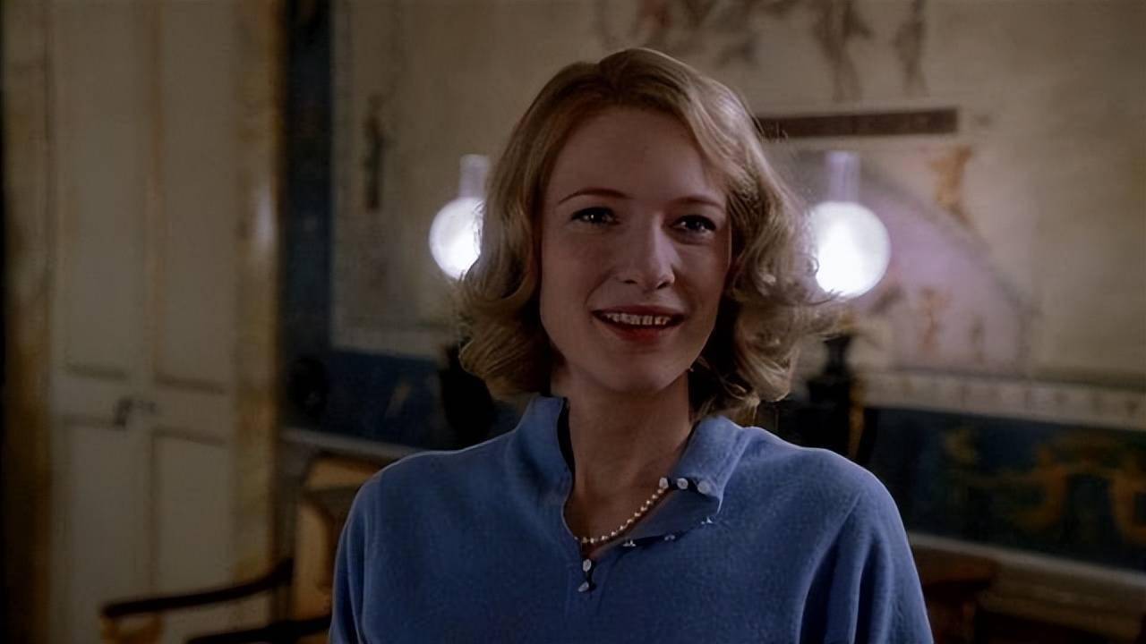 在电影《真爱至上》中,有这样一段故事:男主跟女主相爱又分开,在异国