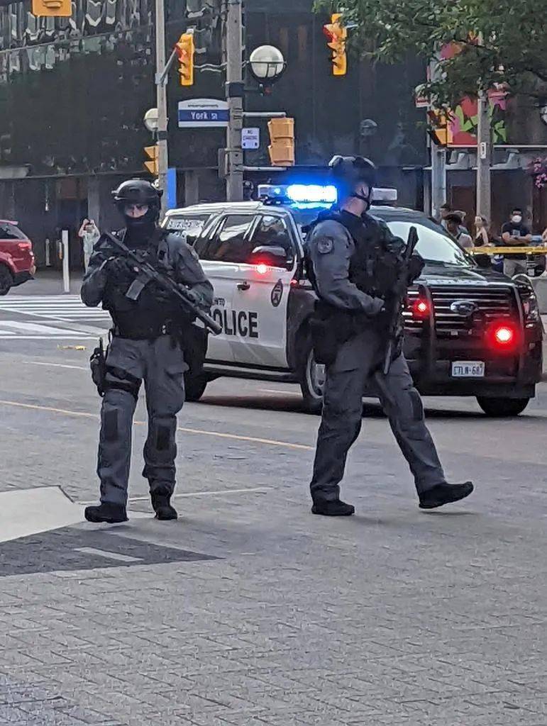 惊悚多伦多dt连爆致命枪击地铁站紧急封锁数千人蜂拥疏散特警出动