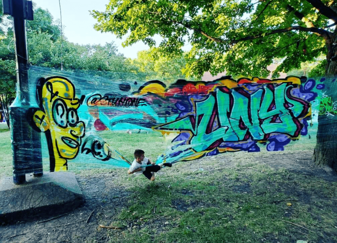 保鲜膜涂鸦城市里的新型解压方式