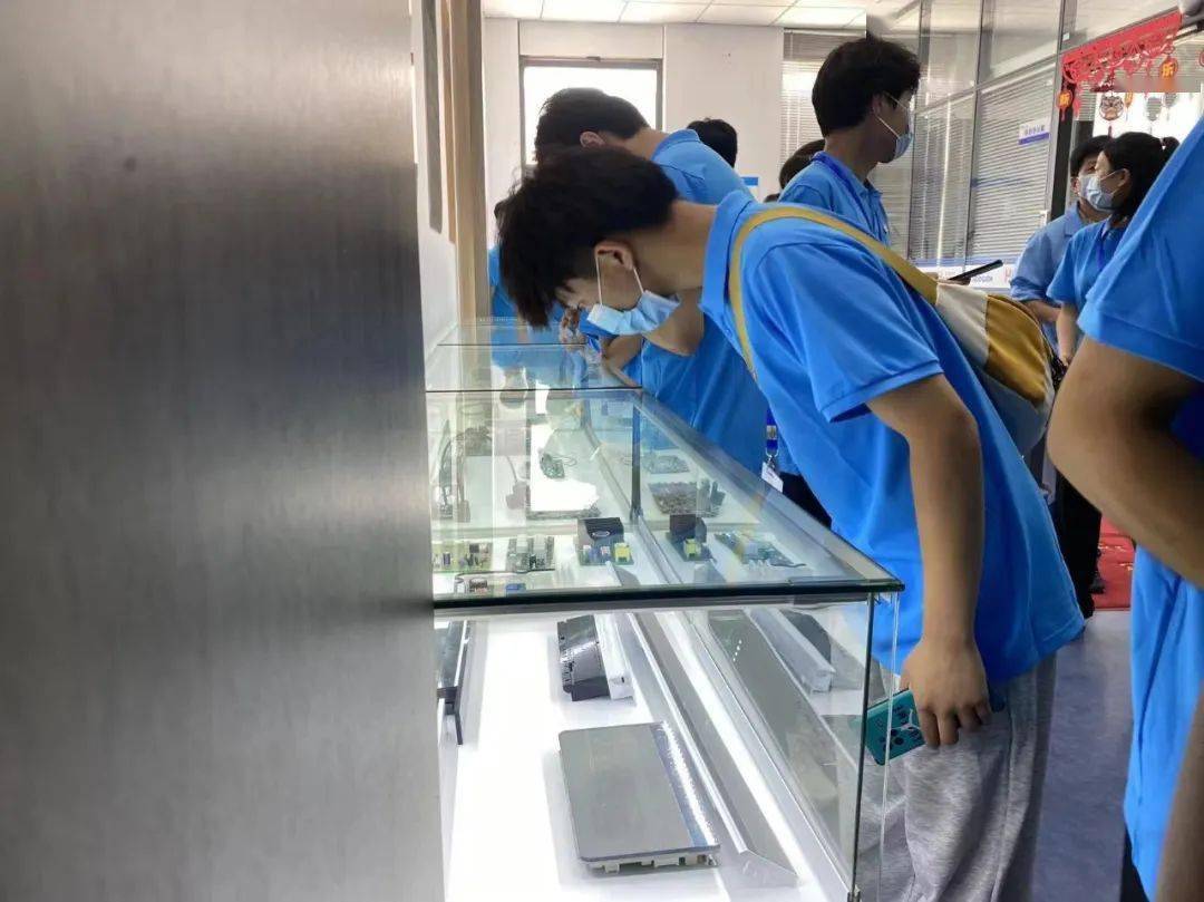 在和晶智能科技有限公司,学子们走进工作车间,负责人详细的讲解企业的