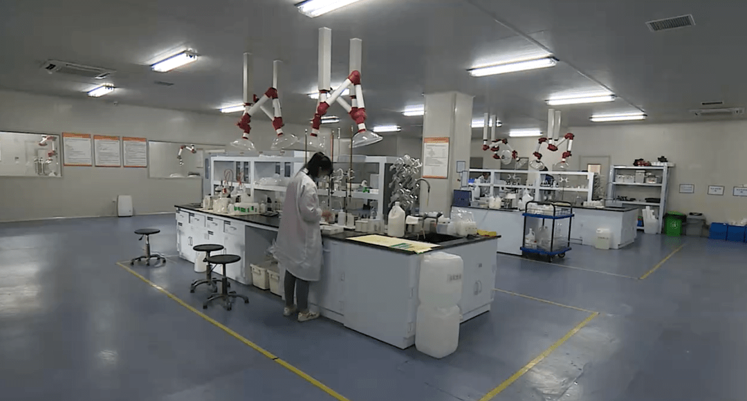 无尘车间内,高度自动化的生产线正加紧作业,为上海中芯国际赶制高纯度