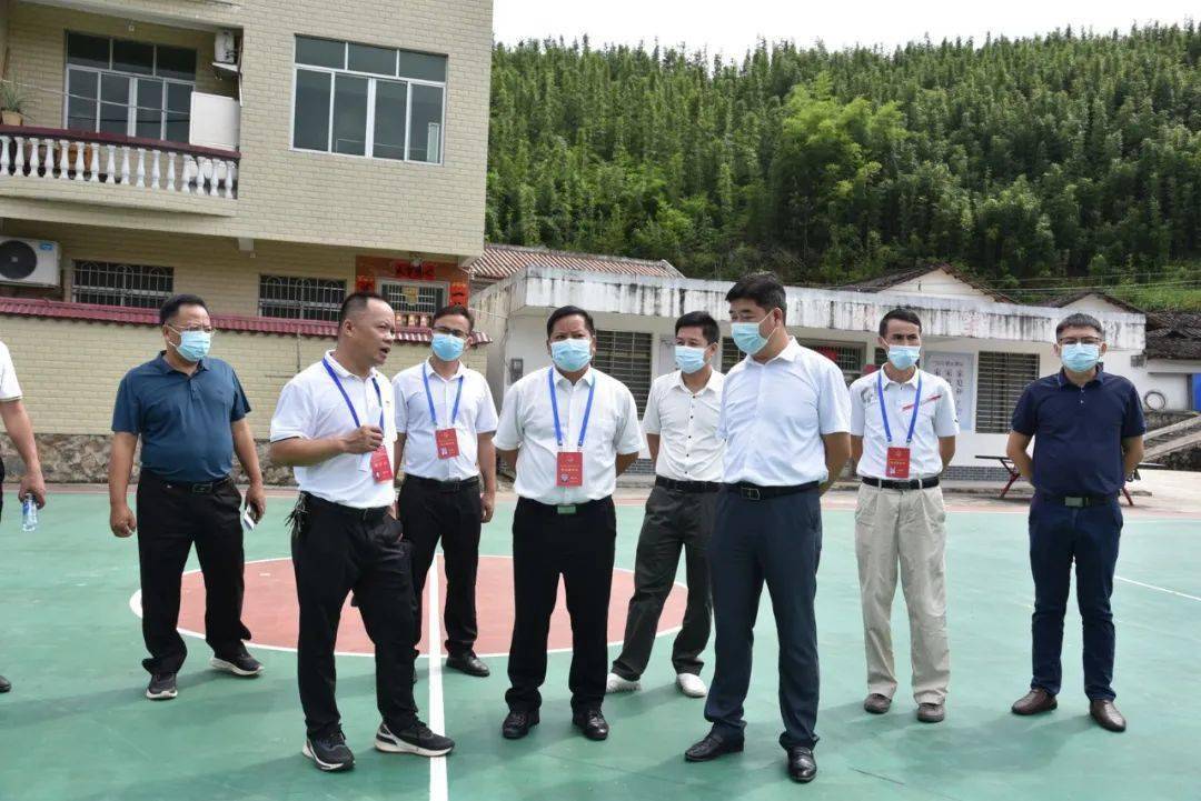 当天,代表们首先听取了县人民政府副县长陈善军代表县政府作关于怀集