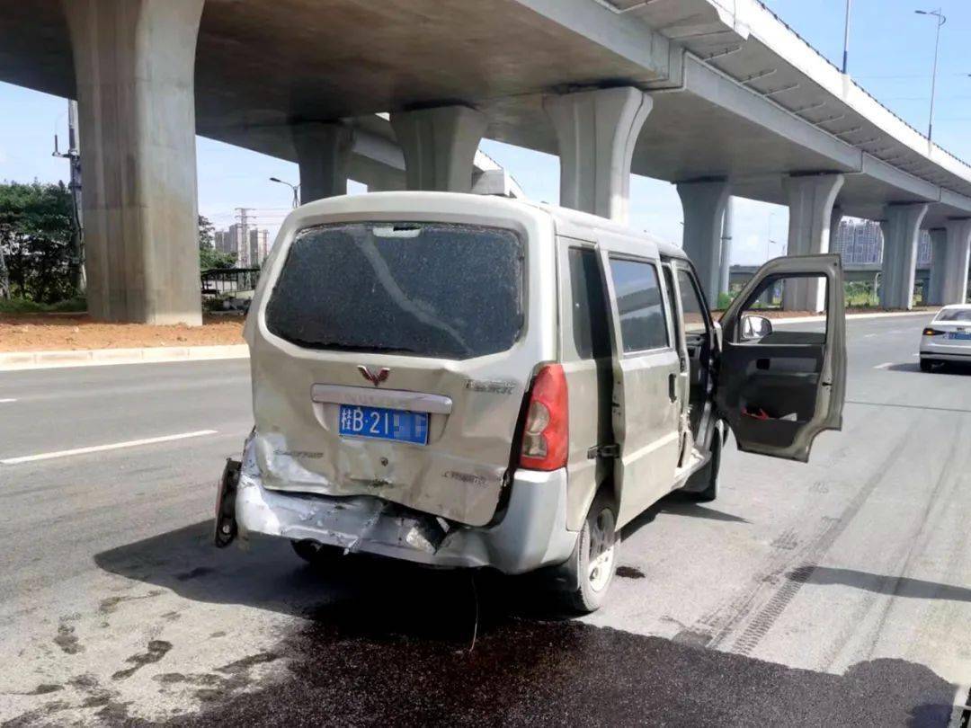 广西柳州两车追尾柴油流一地,面包车上怎么还有计价器?