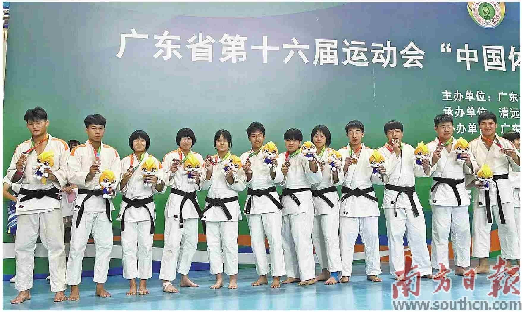 青春 在柔道场上 摸爬滚打 倩怡 训练 林亚伟 青春 在柔道场上 摸爬滚打 倩怡 训练 林亚伟