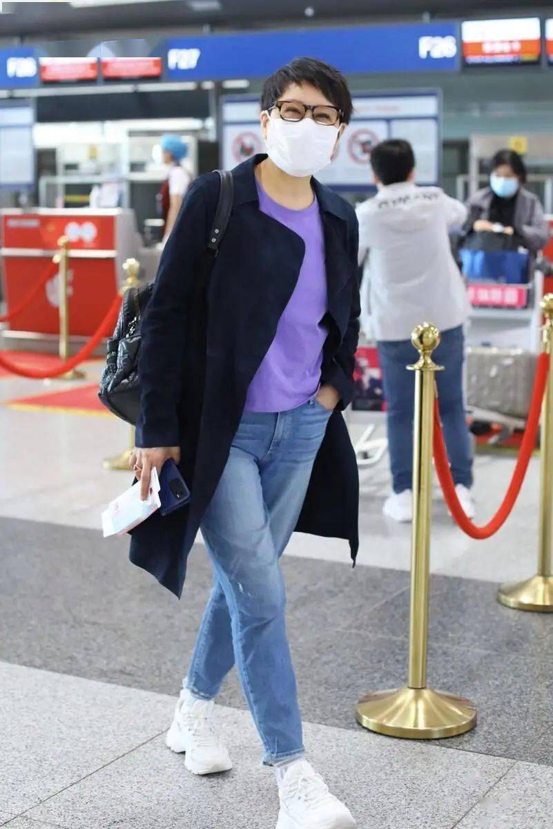 偶遇张凯丽吃火锅老奶奶的年纪脸颊饱满比手还白很不自然啊