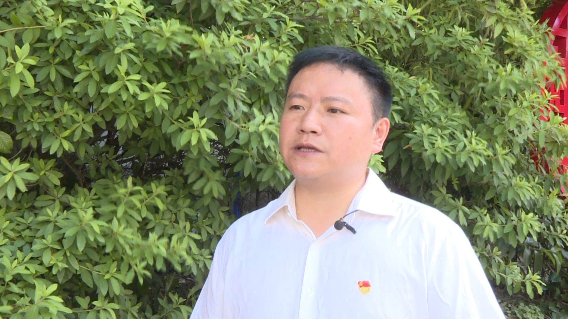 雷山县交通运输局党组书记,局长 任永专说:"凯雷高速公路的建成通车