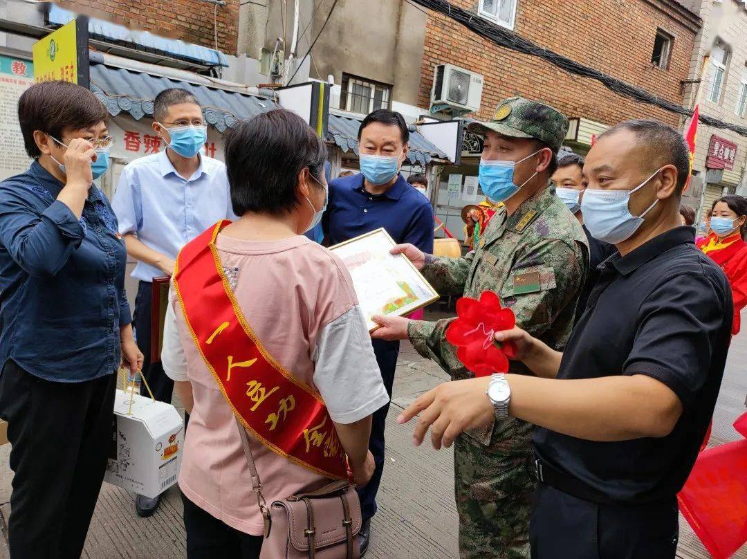 开封市顺河区委书记白海富率队为立功军人之家送喜报_工作_部队_家属