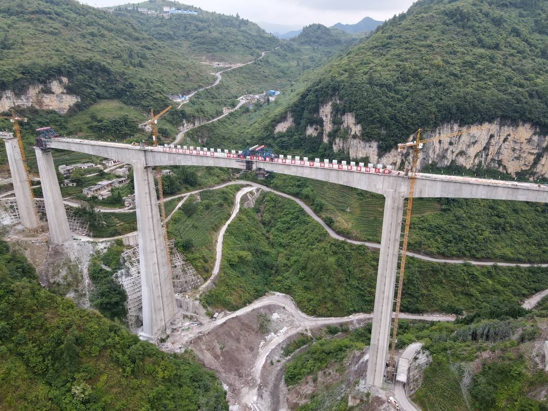 叙毕铁路(川滇段)全线最高墩 最大跨冯家寨特大桥主跨合龙_施工_工程