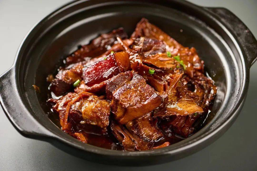 黄山笋焖肉.火腿虾干冬笋豆腐铜锅.尖椒酱肉炒春笋.