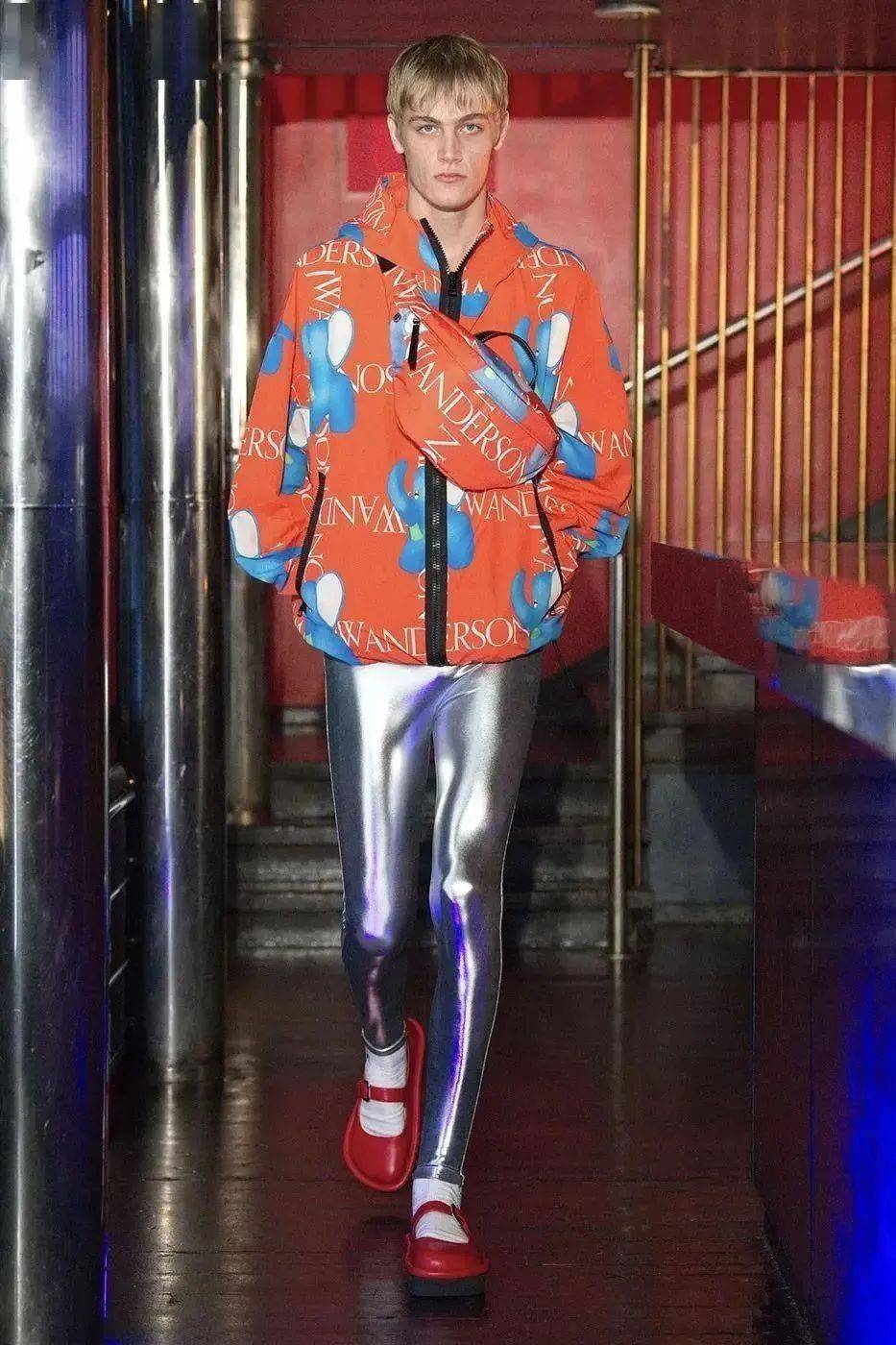 最新我刚报道过的balenciaga x adidas 的联名系列里也乳胶衣和头套不