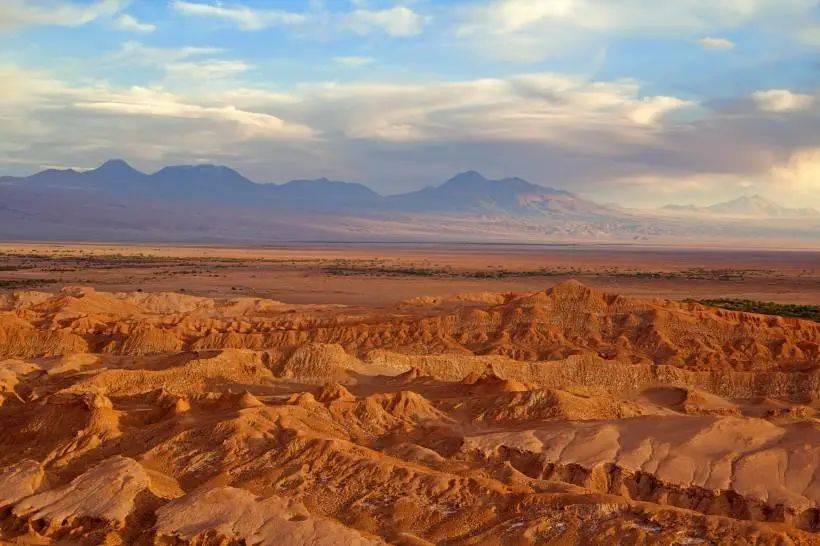阿塔卡马沙漠主体位于智利北部境内,座落在干旱无雨的高原地形,平均