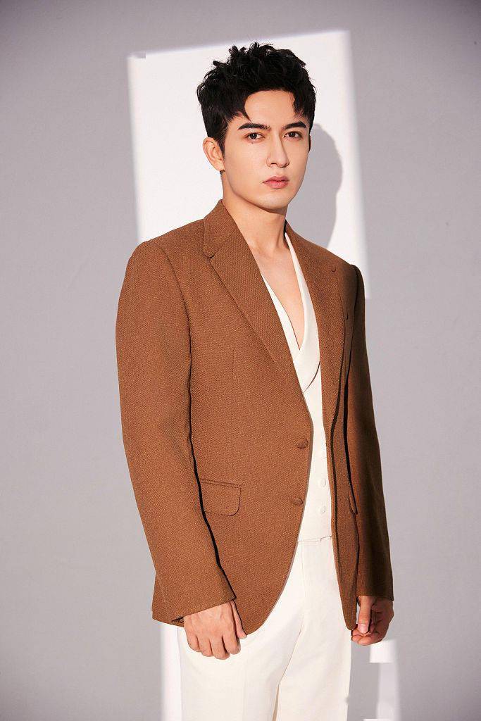 米热发布驼色西装造型生日写真儒雅帅气尽显绅士格调