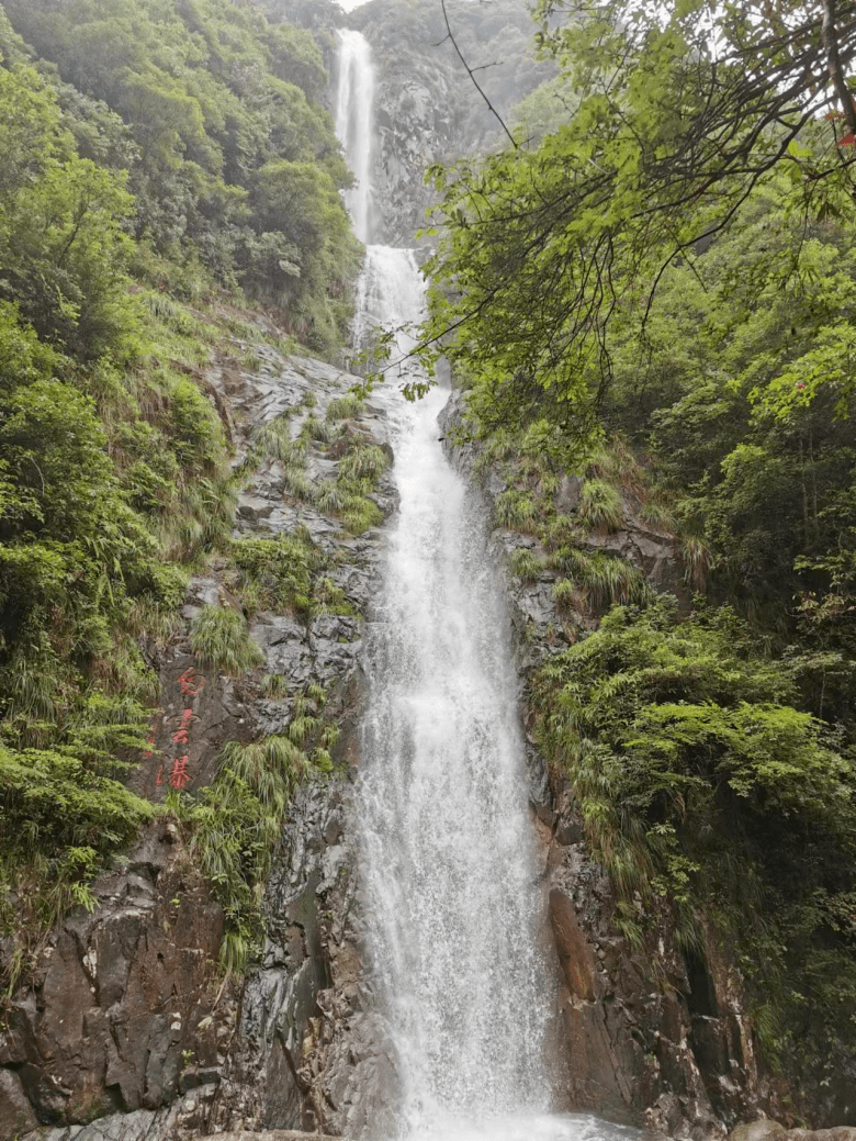 南边通往国家aaa级知音涧景区,有双阙峰,白云瀑等知名景点,2009年5