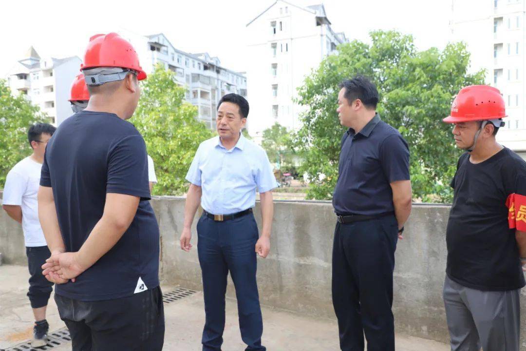 7月21日,副市长肖秋根率队深入一线,调研两江两区