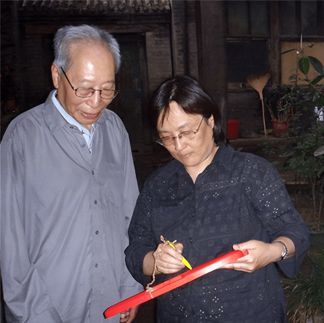 哥哥是皇帝,大伯是光绪,奶奶是慈禧,他却非常低调地活到2015年_溥仪