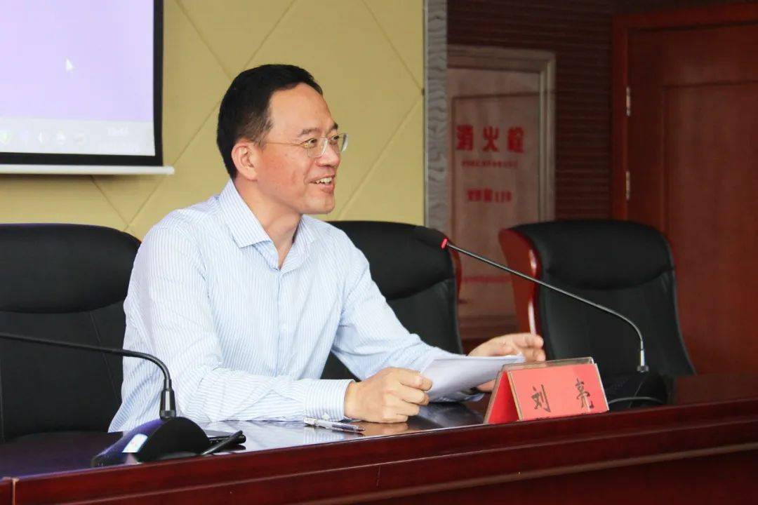 市民政局党组书记,局长刘亮从他的工作经历和个人阅历中分享人生感悟