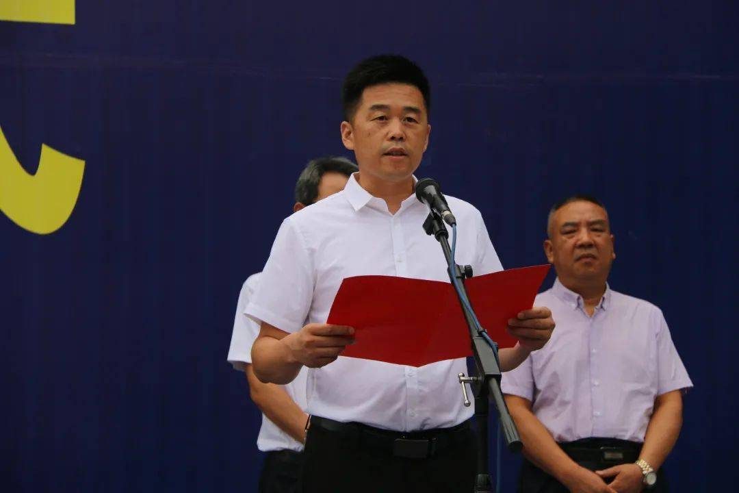勉县县政府副县长殷强主持△7月18日"三粮液"品牌振兴启动仪式现场
