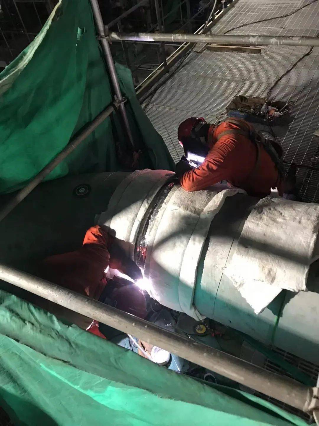 215队采用在焊口内部双侧及焊缝处贴水溶纸的方法完成焊接201队由201