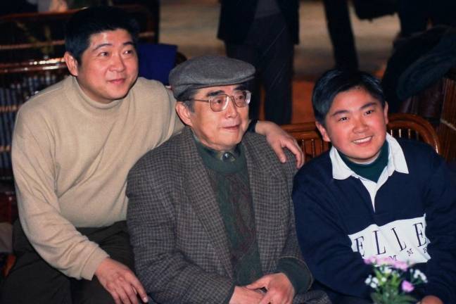 王汝刚,王悦阳父子与程十发先生在一起父亲对《新民晚报》的感情很深