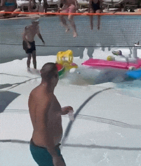 泳池突遇地陷，以色列男子瞬间被吸入13米深坑