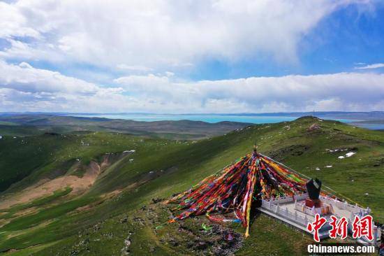 黄河源头群山环抱鄂陵湖