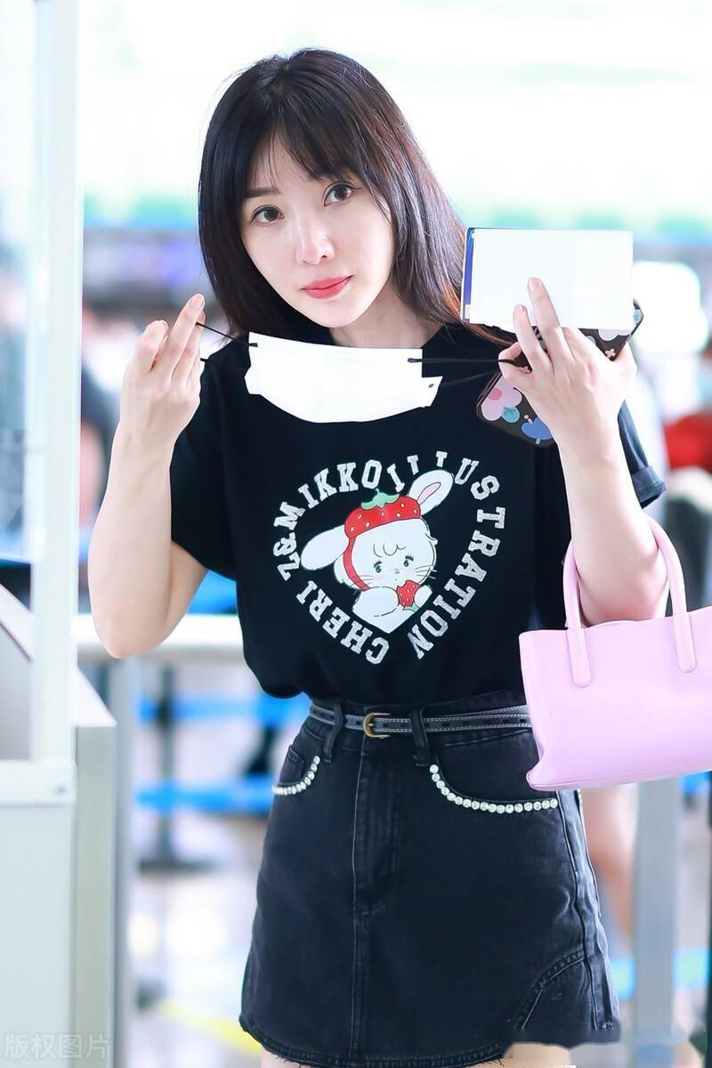 柳岩黑色短t牛仔裙现身机场,清纯甜美可爱至上_长沙_柳岩_机场