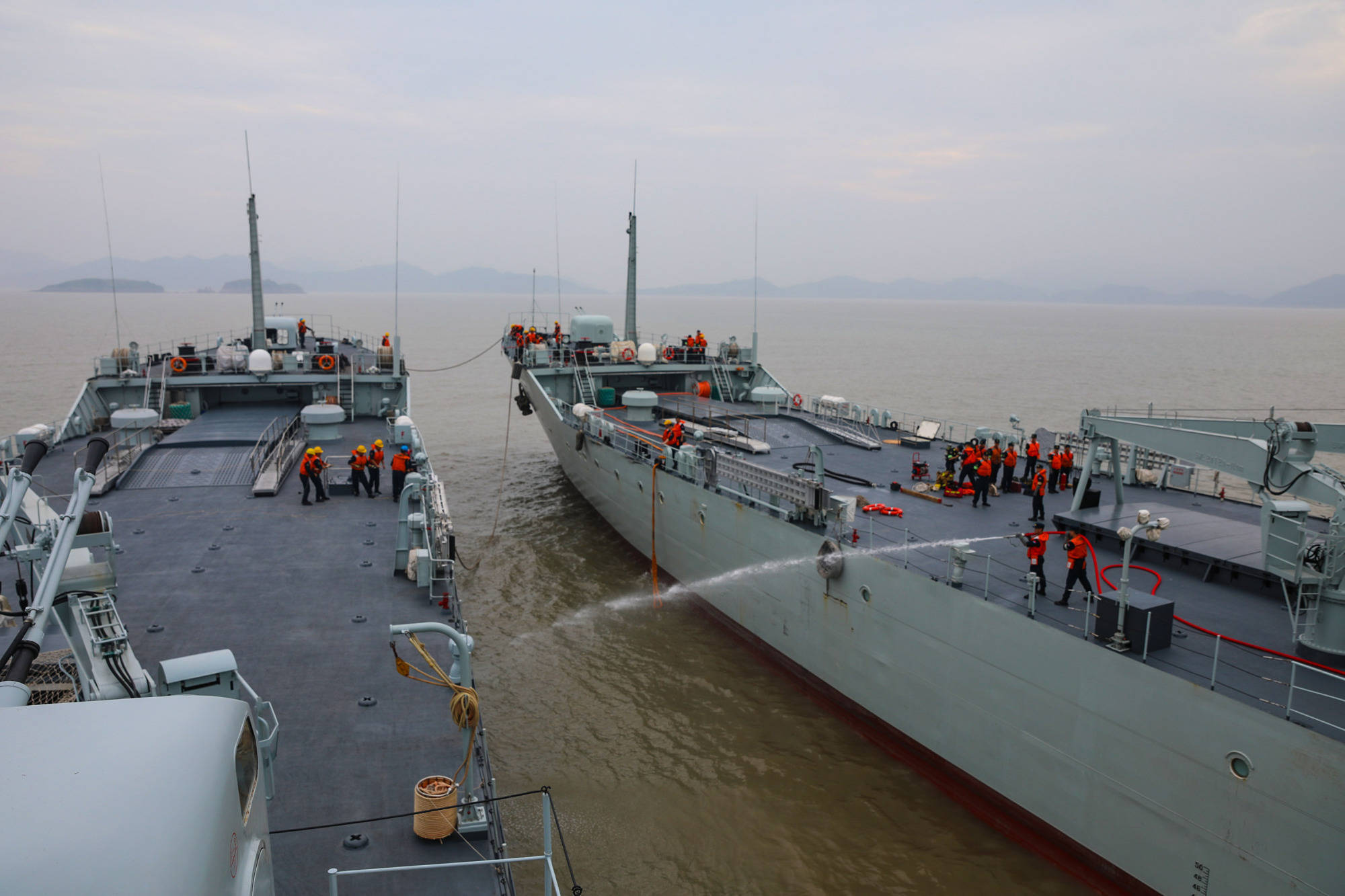 东部战区海军某登陆舰大队开展实战化训练_救生_编队航行_损管