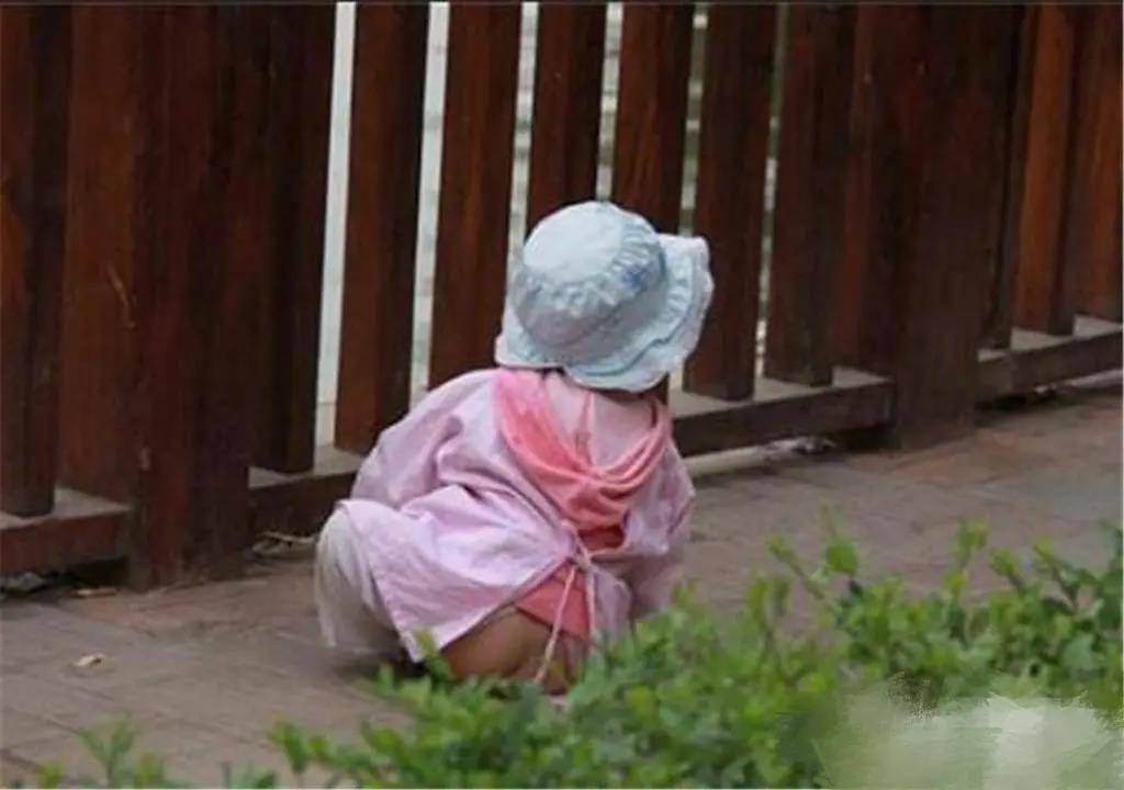 穿开裆裤满村跑,就会让孩子觉得隐私部位可以随便给别人看,等孩子长大