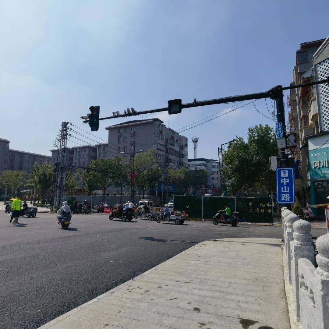 4月16日,中山路(滨河路—五福路)排水改造项目进场施工.