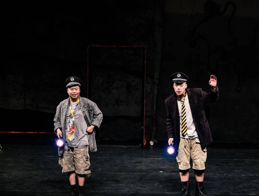 一个土生土长的中国话剧演员,一部话剧在舞台上演出十余年,两千多场.