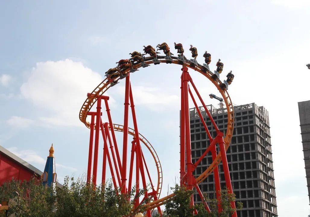 快乐天使悬挂式过山车游乐园的王牌项目感受速度,失重,旋转,脱离地心