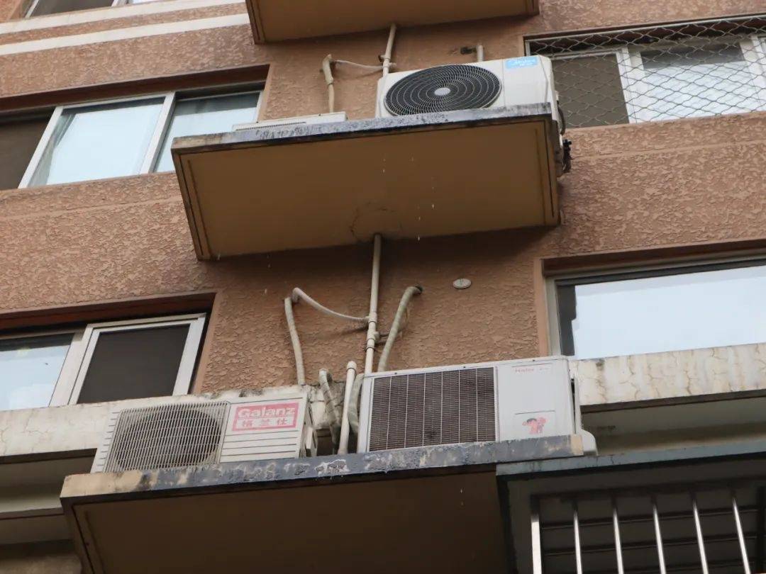 空调外机下面圆孔滴水图片