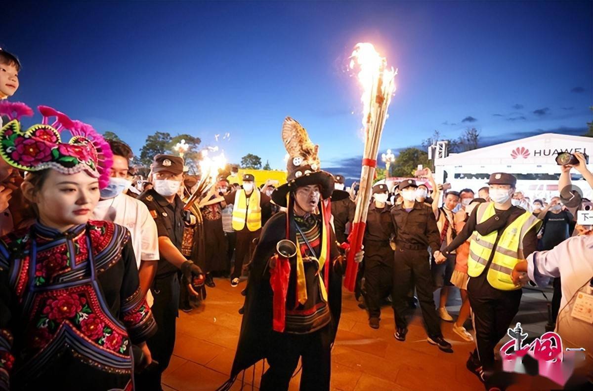 2022中国云南楚雄火把节盛大举办_毕摩_火焰_节日