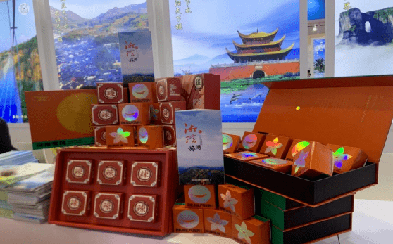 火爆出圈湘阴樟树港辣椒月饼亮相春城昆明开幕式