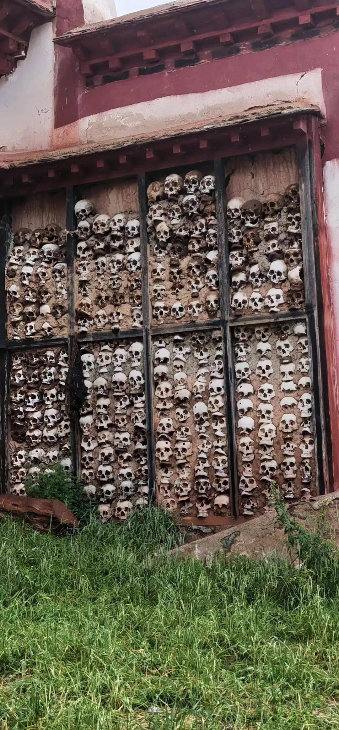 骷髅墙位于西藏那曲比如县境内,是用人头颅骨堆砌成的围墙,与天葬有关