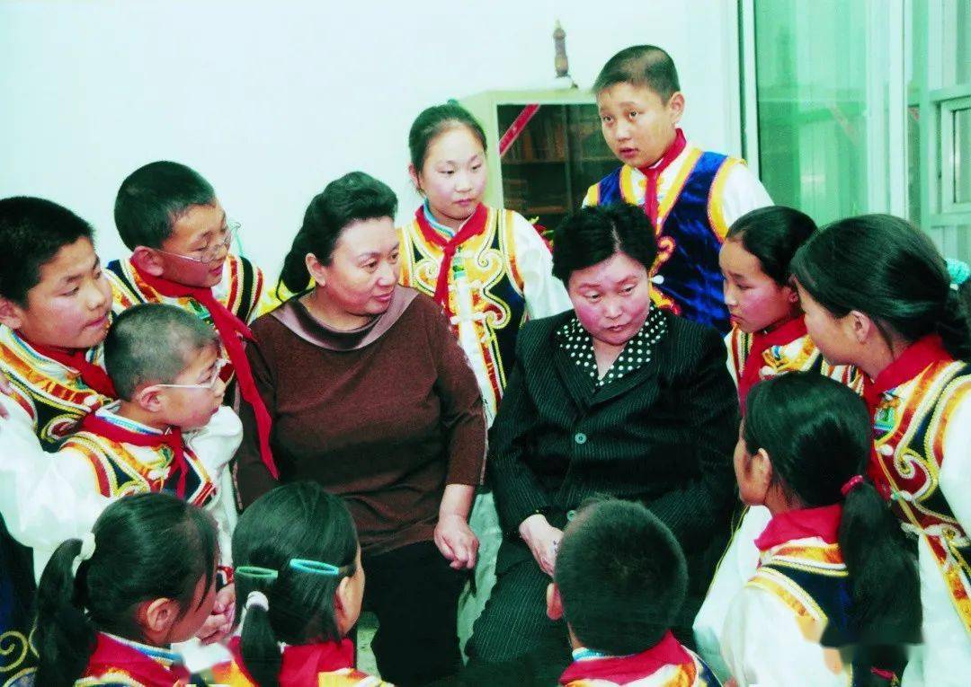 龙梅玉荣和孩子们在一起草原英雄小姐妹,这个从上个世纪六十年代流传