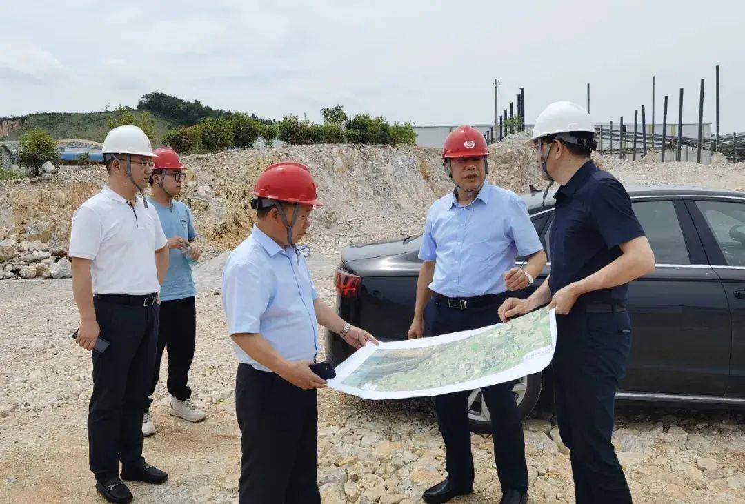 会前,毕可良一行在何立勇的陪同下查看了项目矿山开采和骨料加工厂