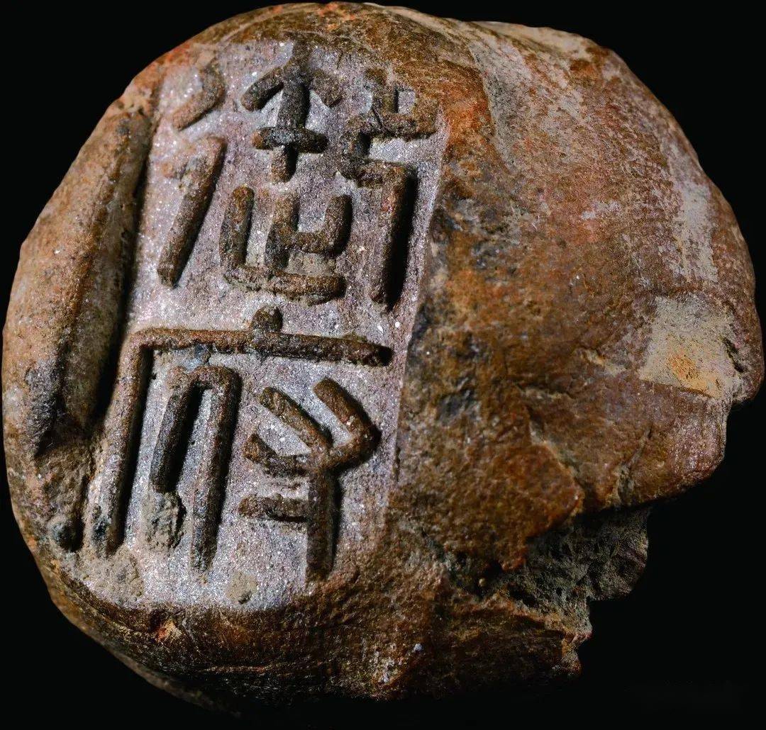 纸张尚未普及的两汉时期,书写的受体主要还是竹简或木椟,同时,有两个