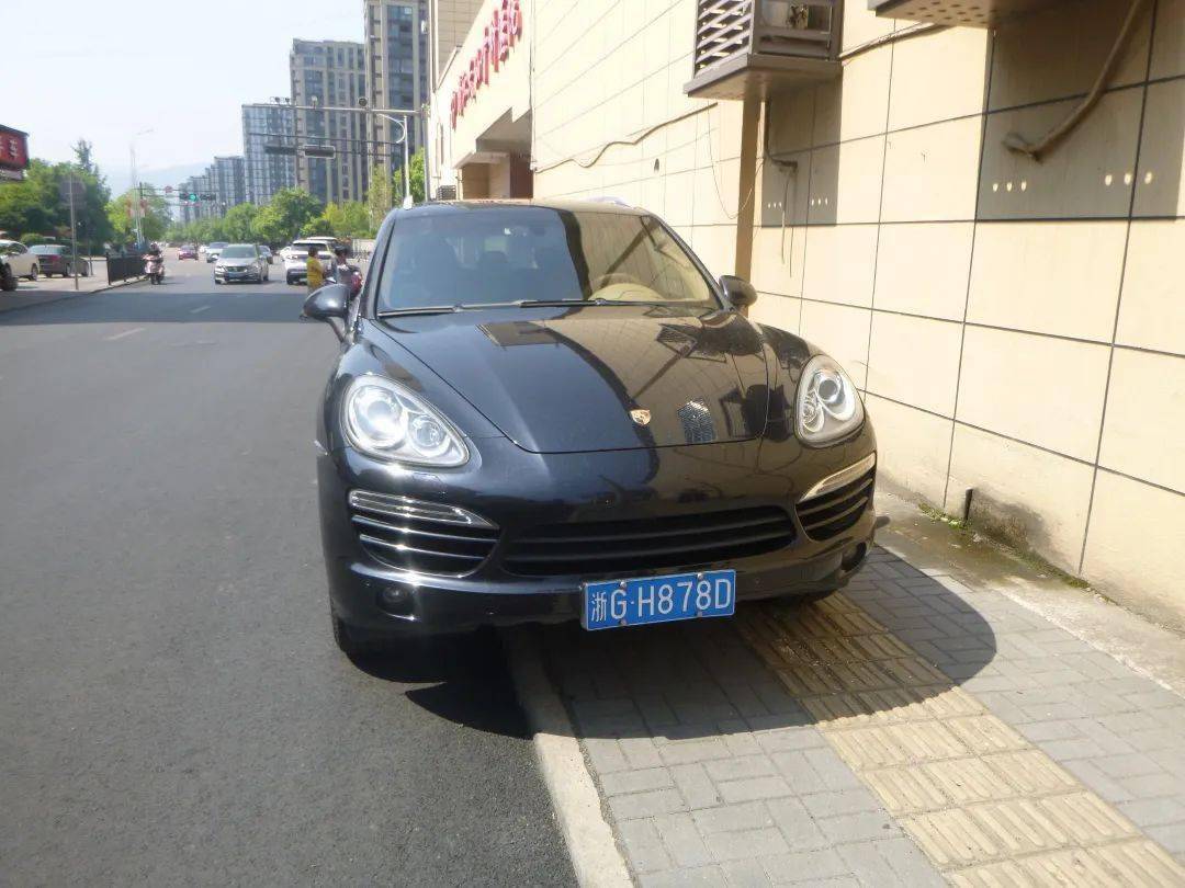 车牌:浙gh878d车主名字:徐*玲违停地址:观华路盲道上还有以下10位曝光