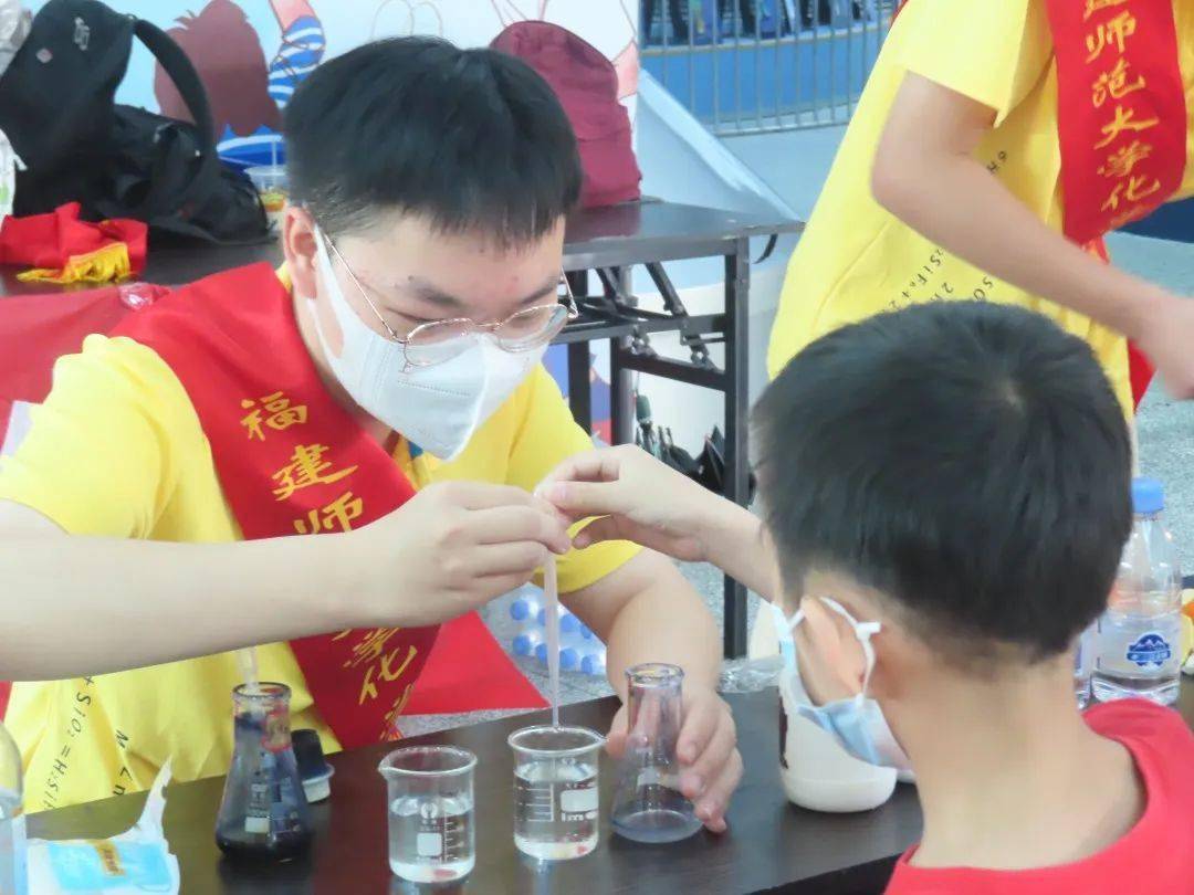 在志愿者们的引导下,小朋友们还通过"彩色火焰"实验认识焰色反应的