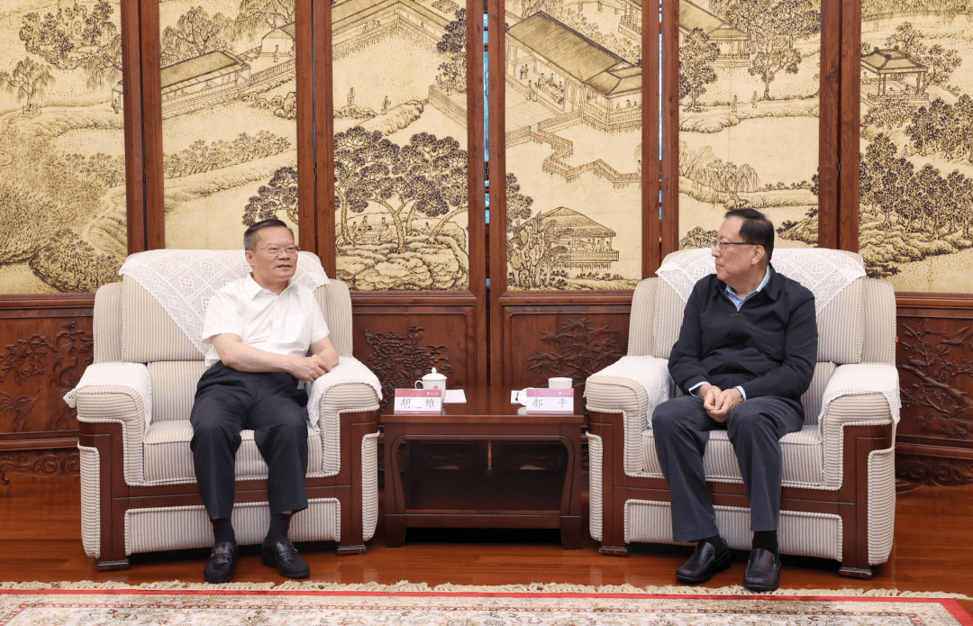 张平文,党委常委,副校长,秘书长孙庆伟;市委常委,市委秘书长刘本立