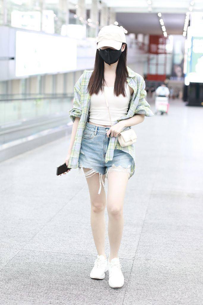 祝绪丹绿色格纹衬衫搭背心热裤示范夏日清凉感穿搭_牛仔_小白_元气